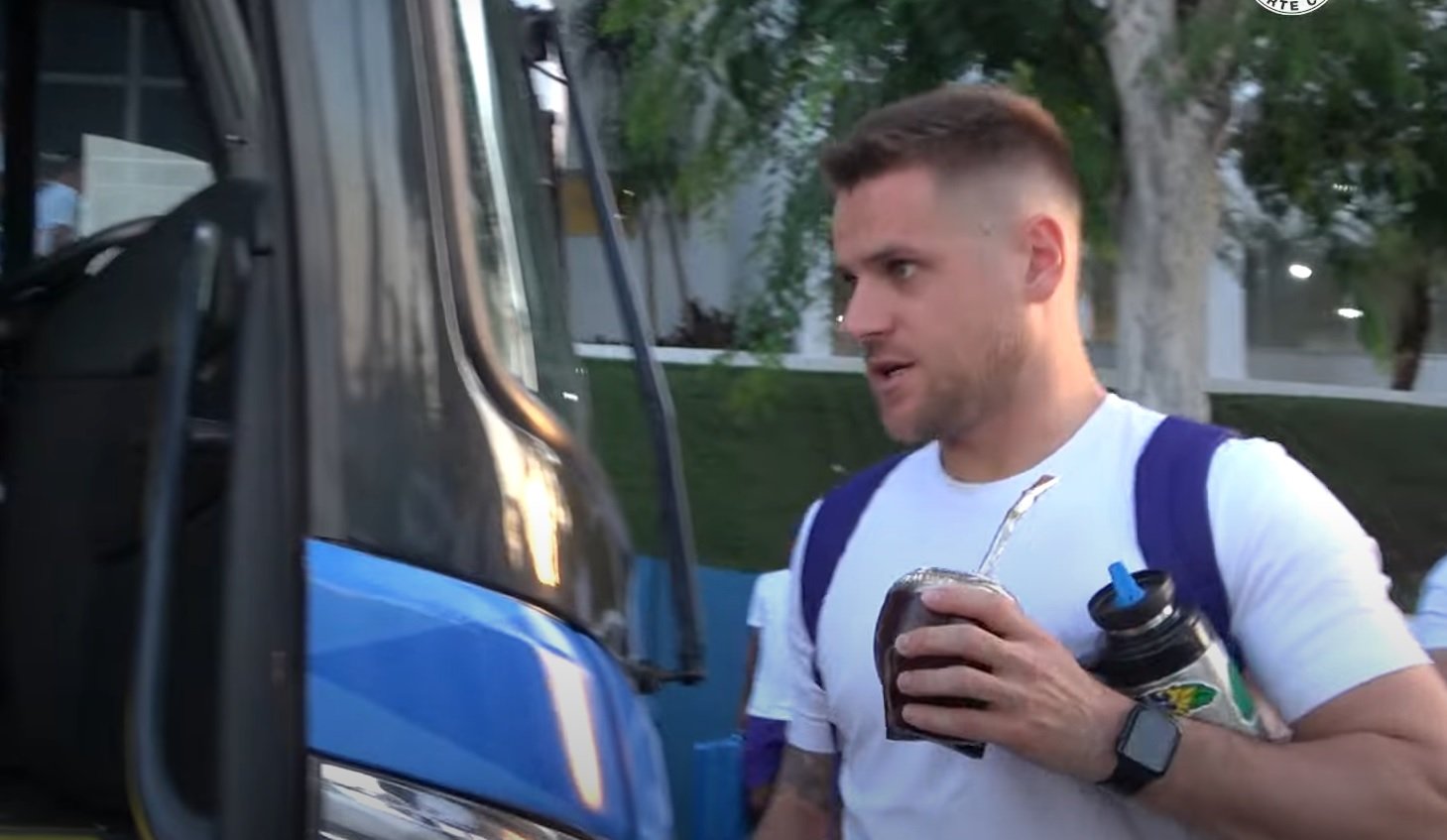 Ramiro, do Cruzeiro, com chimarrão na mão entrando em um ônibus (foto: Reprodução/Cruzeiro)