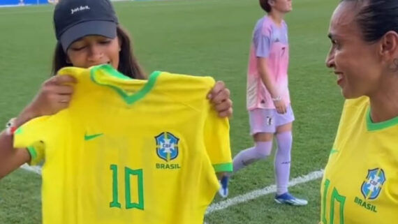 Rayssa Leal recebendo camisa de Marta (foto: Reprodução)