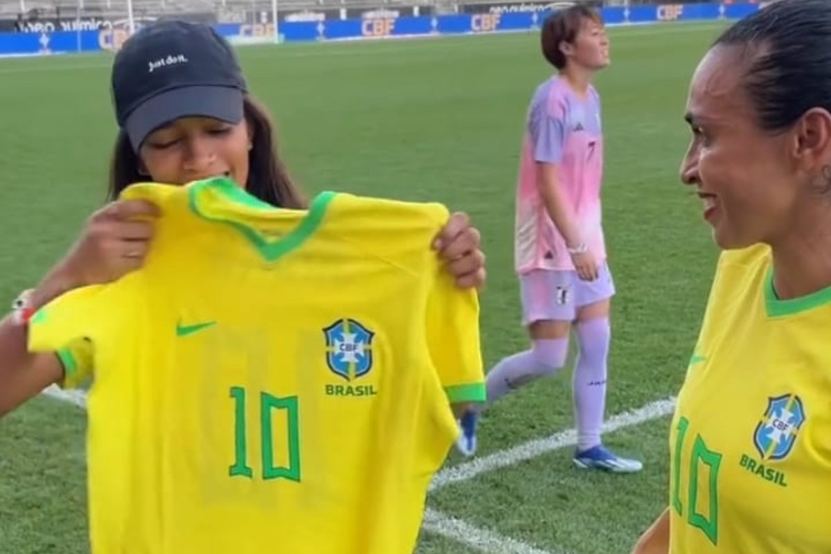 Rayssa Leal recebendo camisa de Marta (foto: Reprodução)