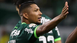 Rony se chocou e vira problema para o Palmeiras - Crédito: 