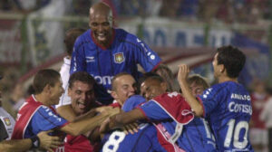 São Caetano comemora gol no primeiro jogo da final da Libertadores de 2002, contra o Olimpia - Crédito: 