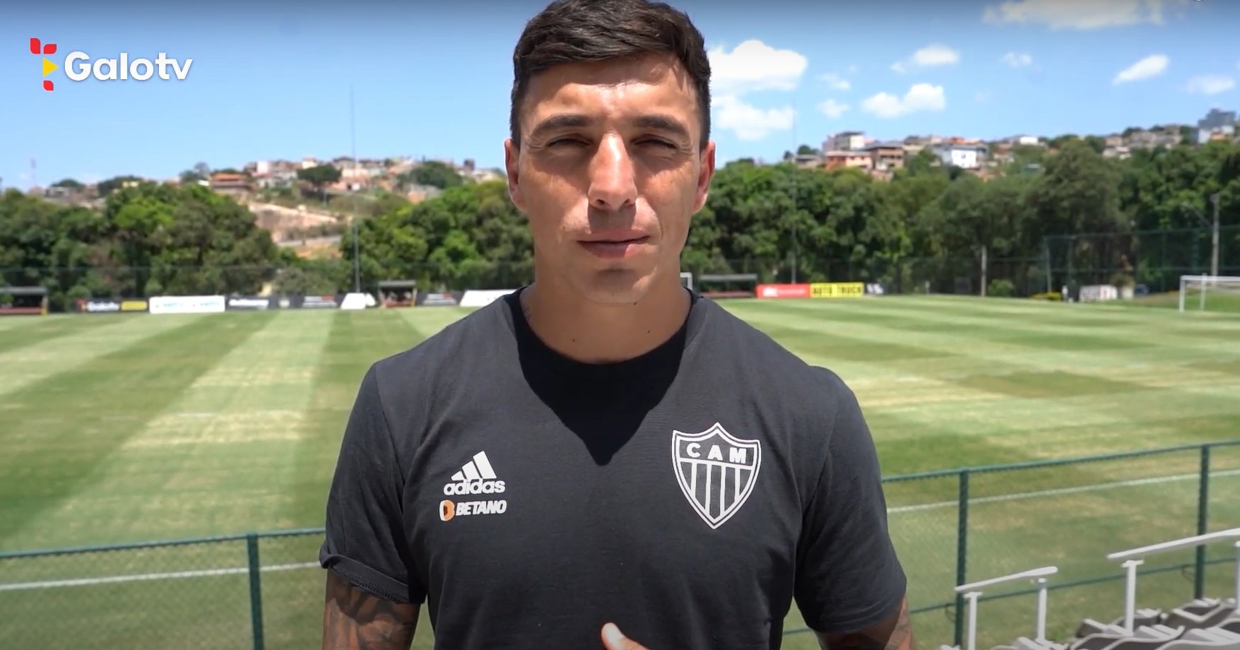 Saravia em entrevista à Galo TV (foto: Reprodução/Galo TV)