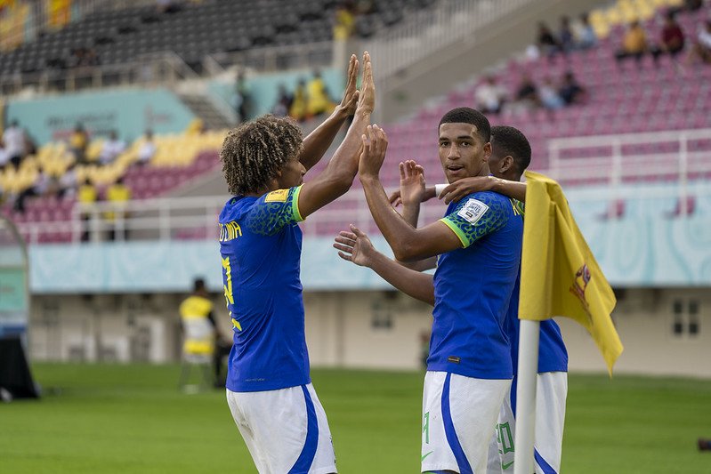 Jogadores do Brasil comemoram gol no Mundial Sub-17 (foto: Leto Ribas/CBF)