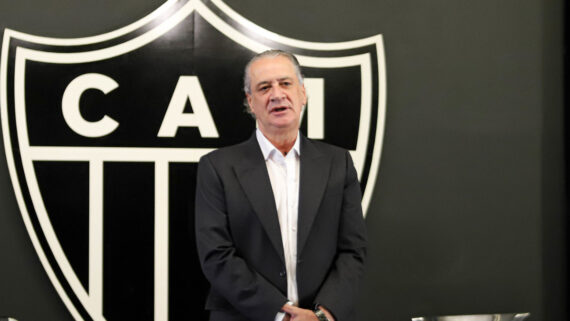 Sérgio Coelho na frente de escudo do clube (foto: Pedro Sousa/Atlético)