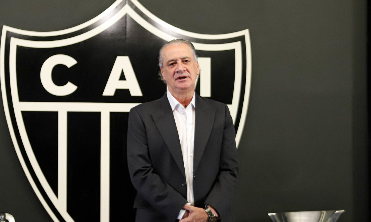 Sérgio Coelho na frente de escudo do clube (foto: Pedro Sousa/Atlético)