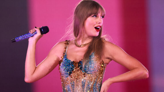 Taylor Swift durante show (foto: AFP)