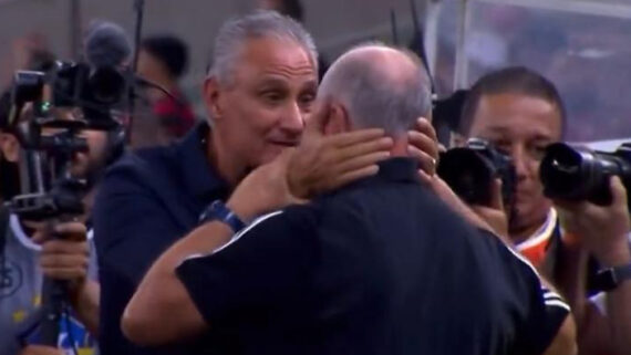 Antigos desafetos, Tite e Felipão se abraçaram antes de Flamengo x Atlético no Maracanã (foto: Reprodução/Premiere)