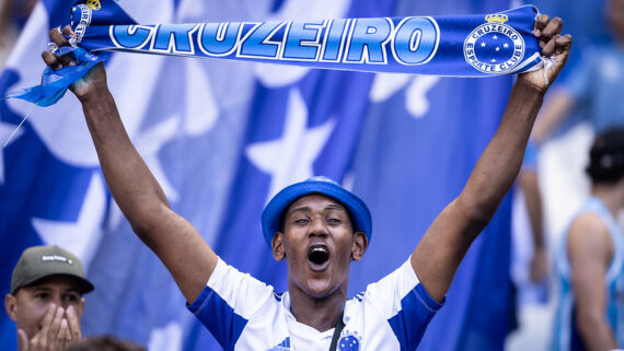Torcedor do Cruzeiro com faixa erguida (foto: Staff Images/Cruzeiro)