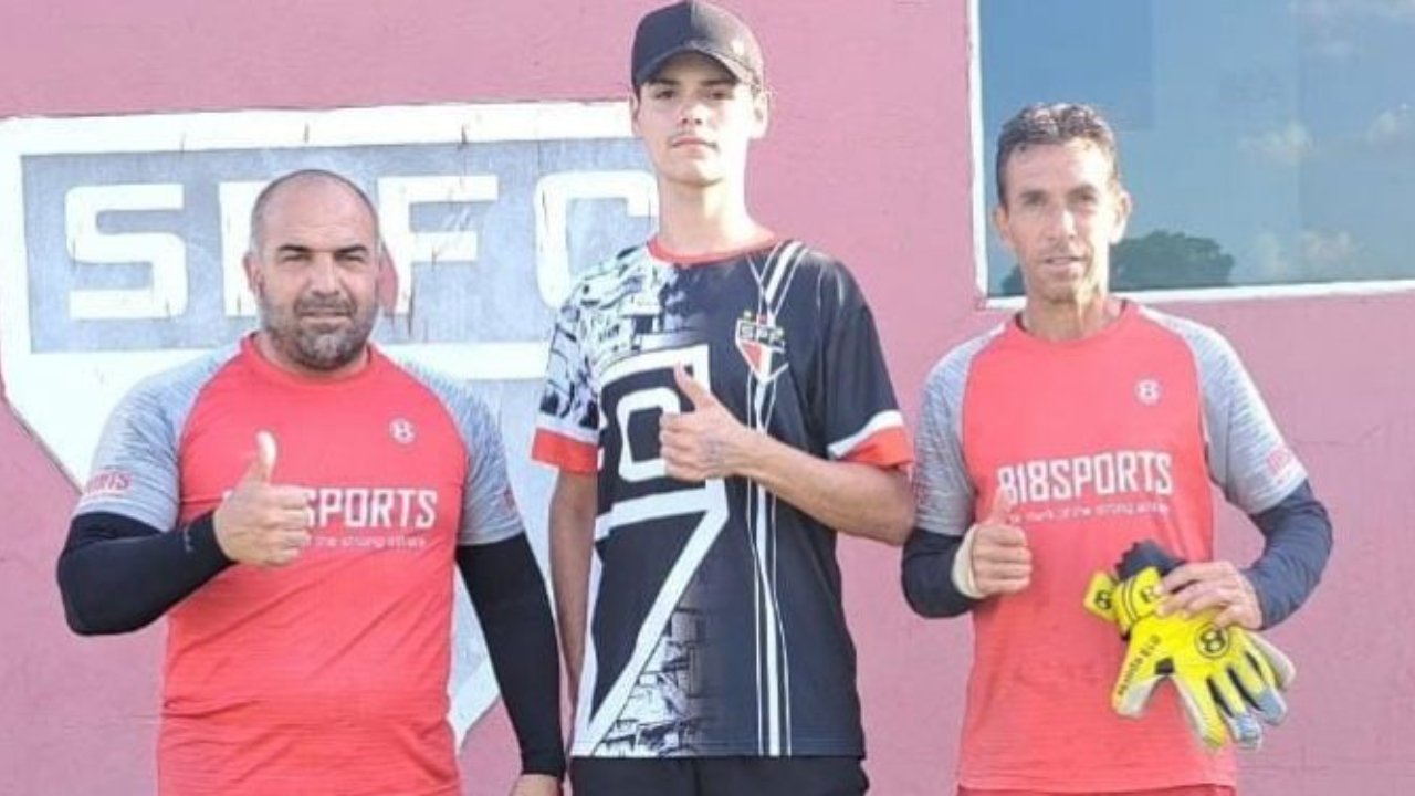 Wanderson, novo goleiro do Cruzeiro, ao lado dos treinadores Batman e Márcio Alemão (foto: Reprodução/Redes Sociais)