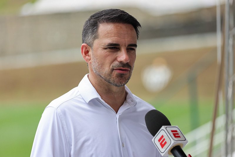 Rodrigo Caetano durante entrevista no Atlético (foto: Pedro Souza/Atlético)