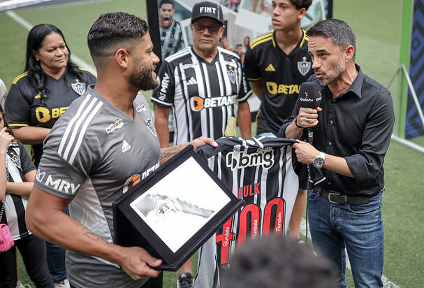 Hulk recebe homenagem do Atlético das mãos de Rodrigo Caetano - (foto: Pedro Souza/Atlético )