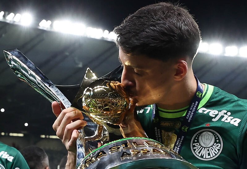Piquerez beija a taça do Campeonato Brasileiro (foto: Cesar Greco/Palmeiras)