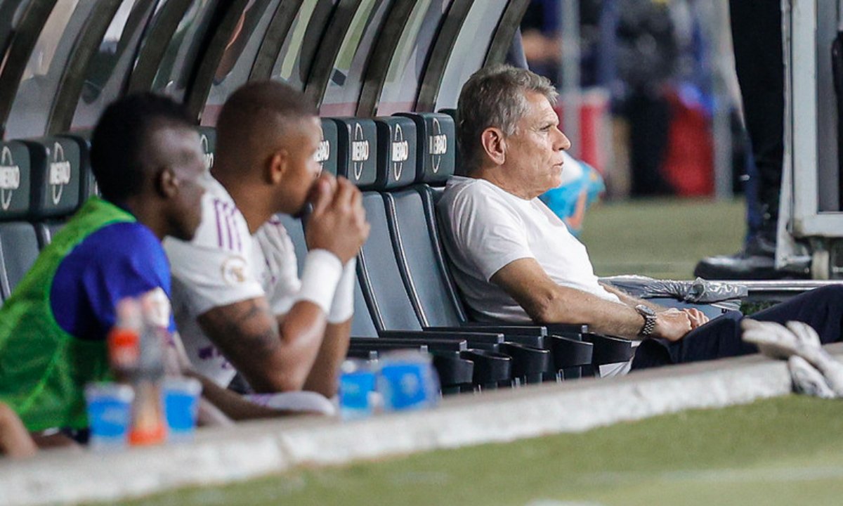 Paulo Autuori no banco de reservas (foto: Staff Images/Cruzeiro)