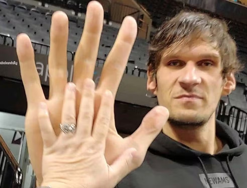 Jogador da NBA com mãos gigantes faz baralho parecer miniatura > No Ataque