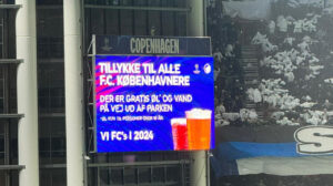 Telão do estádio Parken após partida do Copenhagen contra o Galatasaray anuncia cerveja de graça para torcedores - Crédito: 