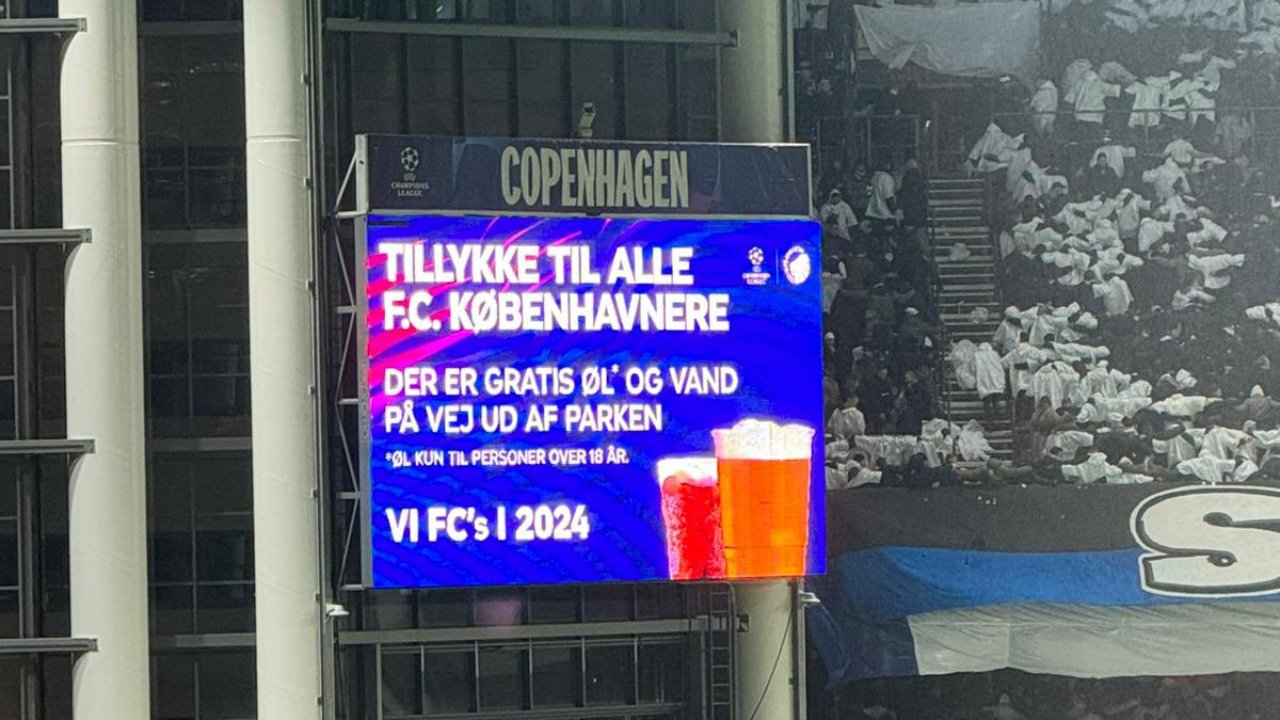 Telão do estádio Parken após partida do Copenhagen contra o Galatasaray anuncia cerveja de graça para torcedores (foto: Reprodução/Redes Sociais)