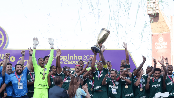 Jogadores da base do Palmeiras comemorando título da Copinha em 2023 (foto: Fabio Menotti/Palmeiras)