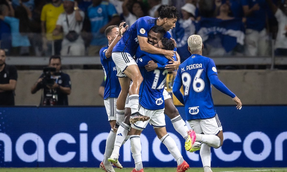 Jogadores do Cruzeiro se abraçando após gol (foto: Staff Images/Cruzeiro)
