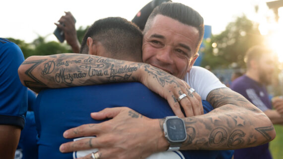 D'Alessandro abraçando jogador do Cruzeiro (foto: Divulgação/Cruzeiro)