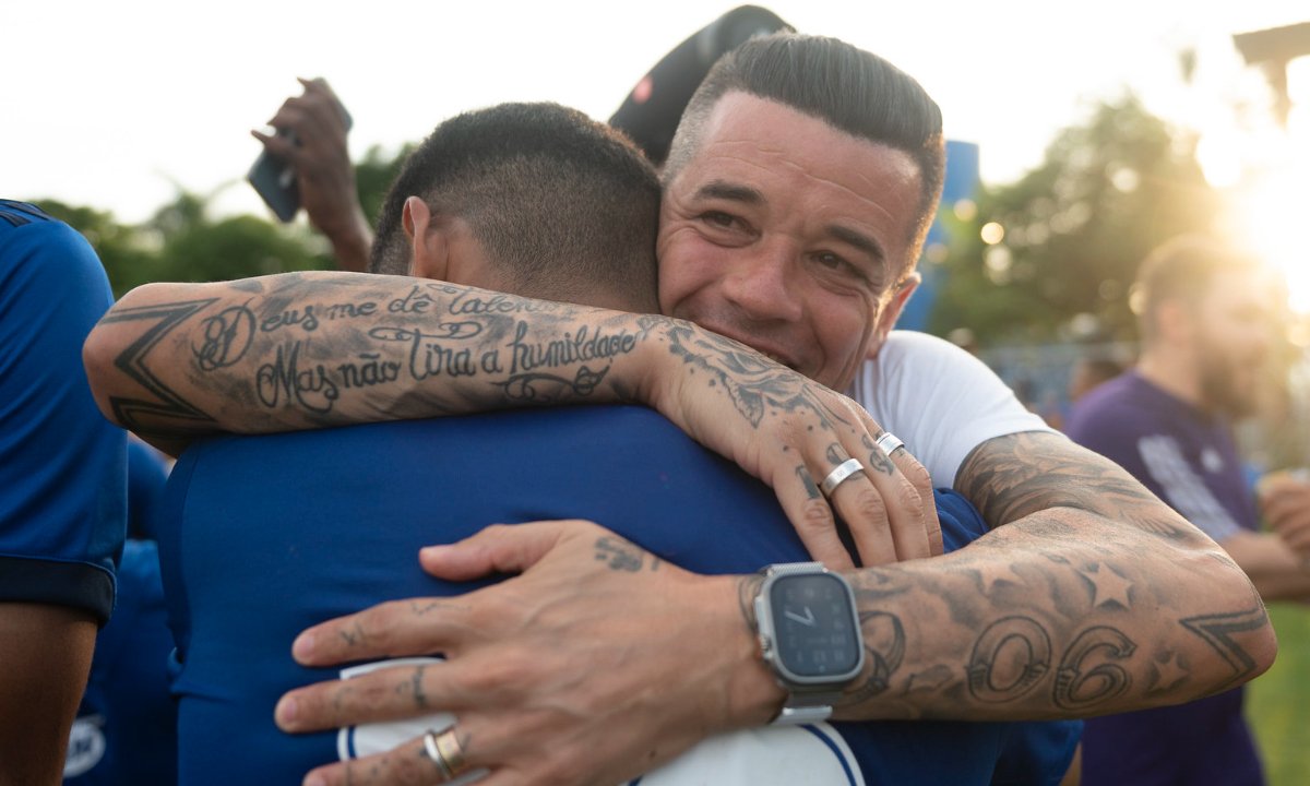 D'Alessandro abraçando jogador do Cruzeiro (foto: Divulgação/Cruzeiro)