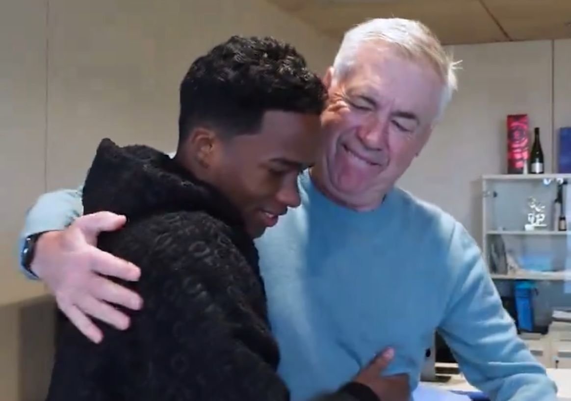 Endrick e Ancelotti se encontraram neste sábado (16/12) em visita do brasileiro ao Real Madrid (foto: Real Madrid/Reprodução)