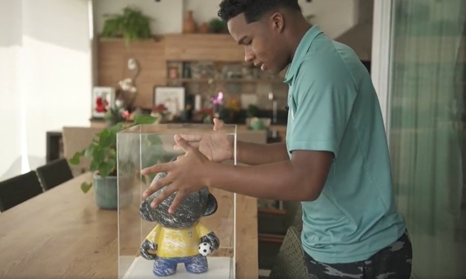 Presente de Tamires para Endrick - (foto: Reprodução/Fantástico)