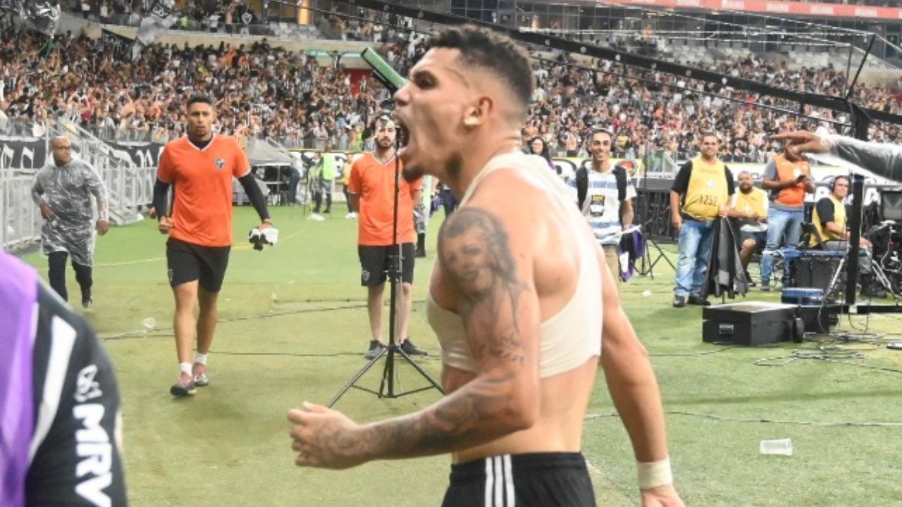 Paulinho comemorando gol do Atlético sobre o São Paulo (foto: Leandro Couri/EM/D.A Press)