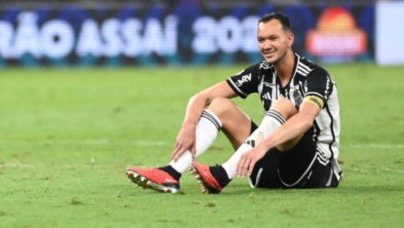 Réver sentado no campo após fim do jogo com São Paulo (foto: Leandro Couri/EM/D.A Press)