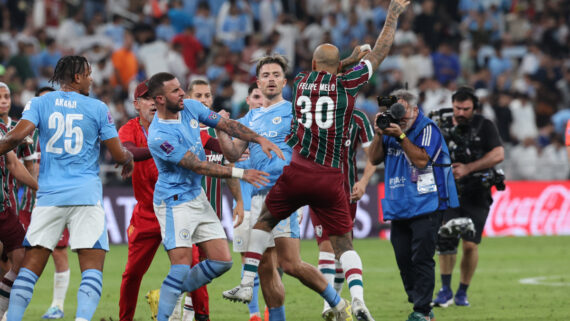 Felipe Melo em confusão no Mundial de Clubes (foto: AFP)