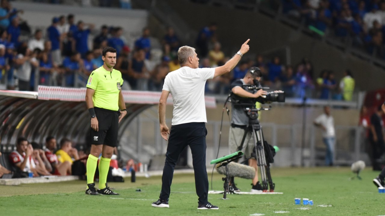 Autuori durante jogo entre Cruzeiro e Athletico-PR (foto: Ramon Lisboa/EM/DA Press)