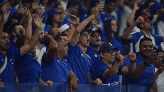 Torcida do Cruzeiro durante jogo entre Cruzeiro e Athletico-PR (foto: Ramon Lisboa/EM/DA Press)