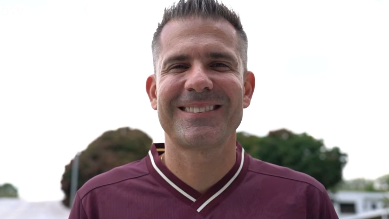 Victor com o novo Manto da Massa (foto: Reprodução Galo TV)