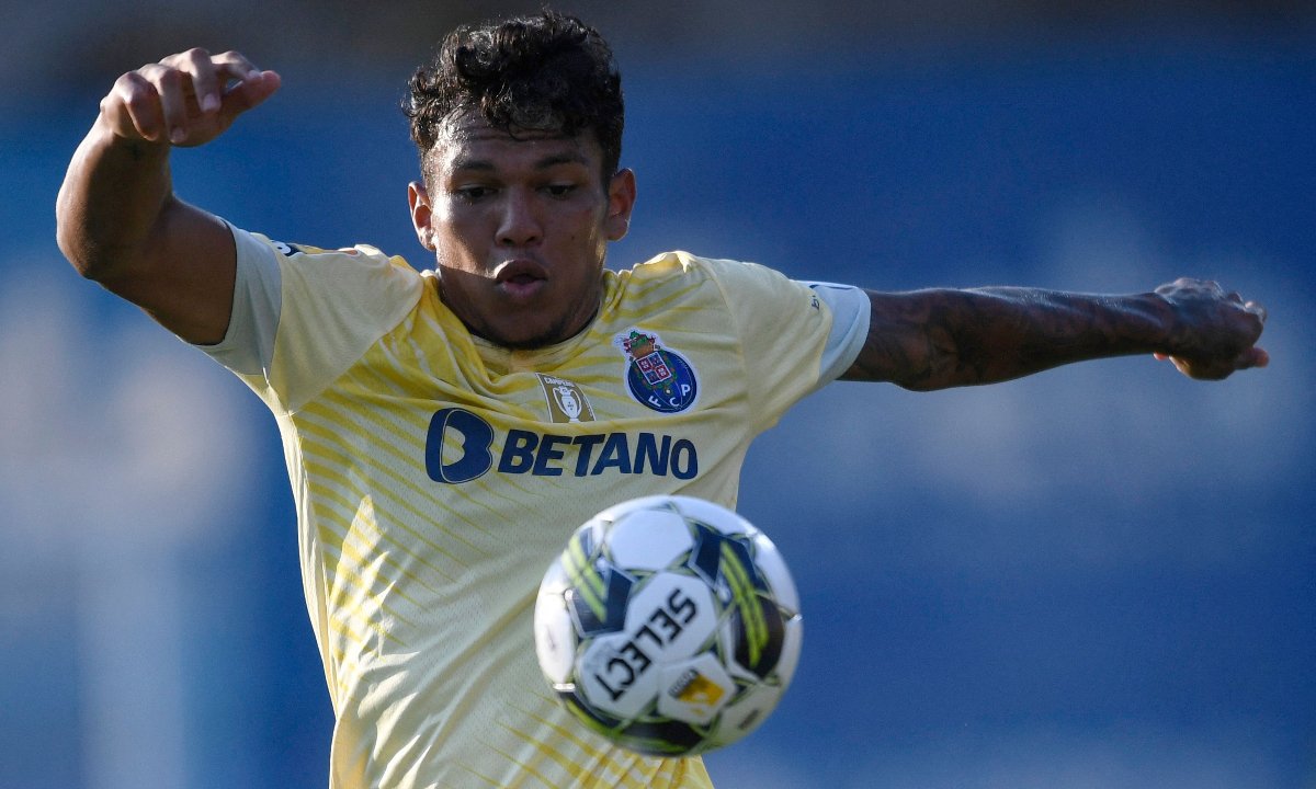 Gabriel Veron durante jogo do Porto (foto: MIGUEL RIOPA/AFP)