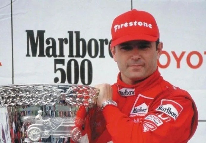 Gil de Ferran conquistou o título das 500 Milhas de Indianápolis (foto: Redes sociais/Reprodução)