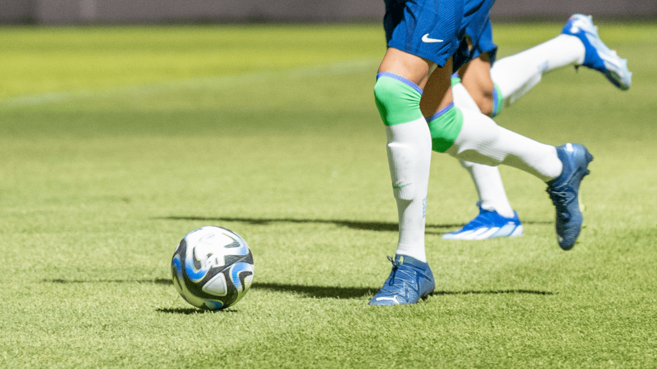 Jogador de futebol da Seleção Brasileira Sub-17 com bola no pé (foto: Leto Ribas/CBF)