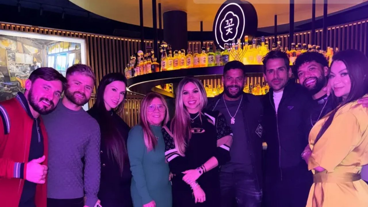 Hulk, Otávio e Sasha se encontraram em restaurante nos EUA ao lado de esposas, familiares e guia turístico (foto: Reprodução/Redes Sociais)