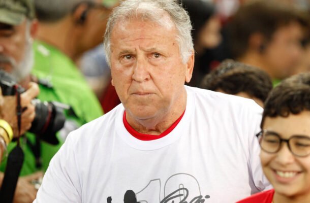 Zico em estádio (foto: Acervo CBF)