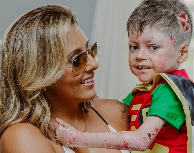 Menino Gui no colo da mãe (foto: Reprodução)