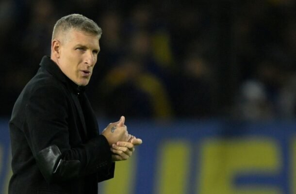 Martin Palermo de blusa preta esfregando as mãos (foto: Alejandro Pagni /AFP)
