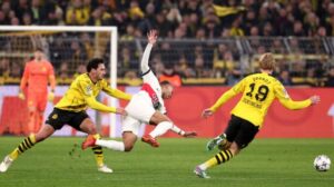Jogadores de Borussia Dortmund e PSG em disputa de bola na Champions - Crédito: 