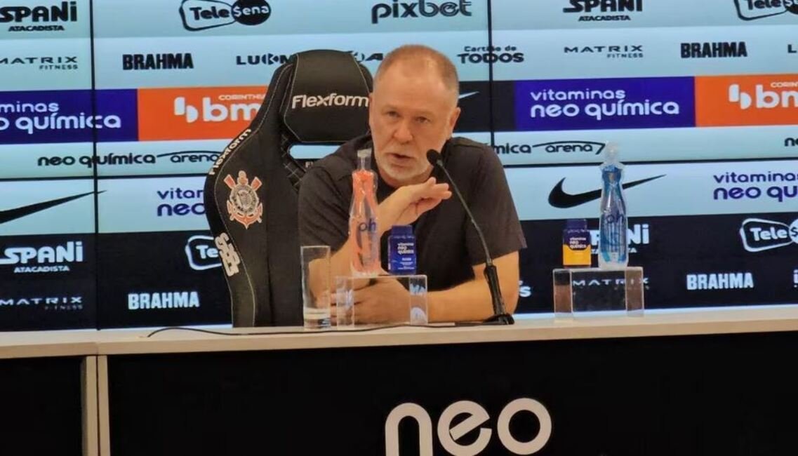 Mano Menezes em entrevista coletiva pelo Corinthians (foto: Divulgação/Corinthians)