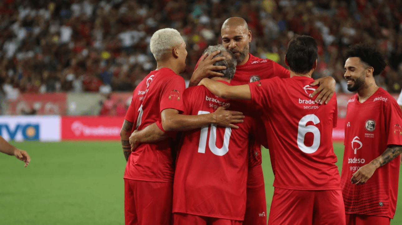 Jogadores do time vermelho comemorando gol no Jogo das Estrelas (foto: Divulgação Bradesco Seguros)