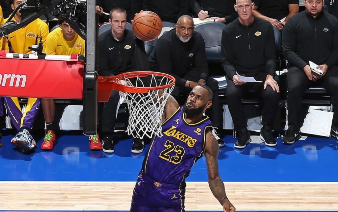 LeBron James é o maior astro do basquete em atividade (foto: Lakers/Divulgação)