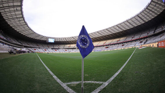 Bandeirinha de escanteio do Cruzeiro (foto: Staff Images/Cruzeiro)