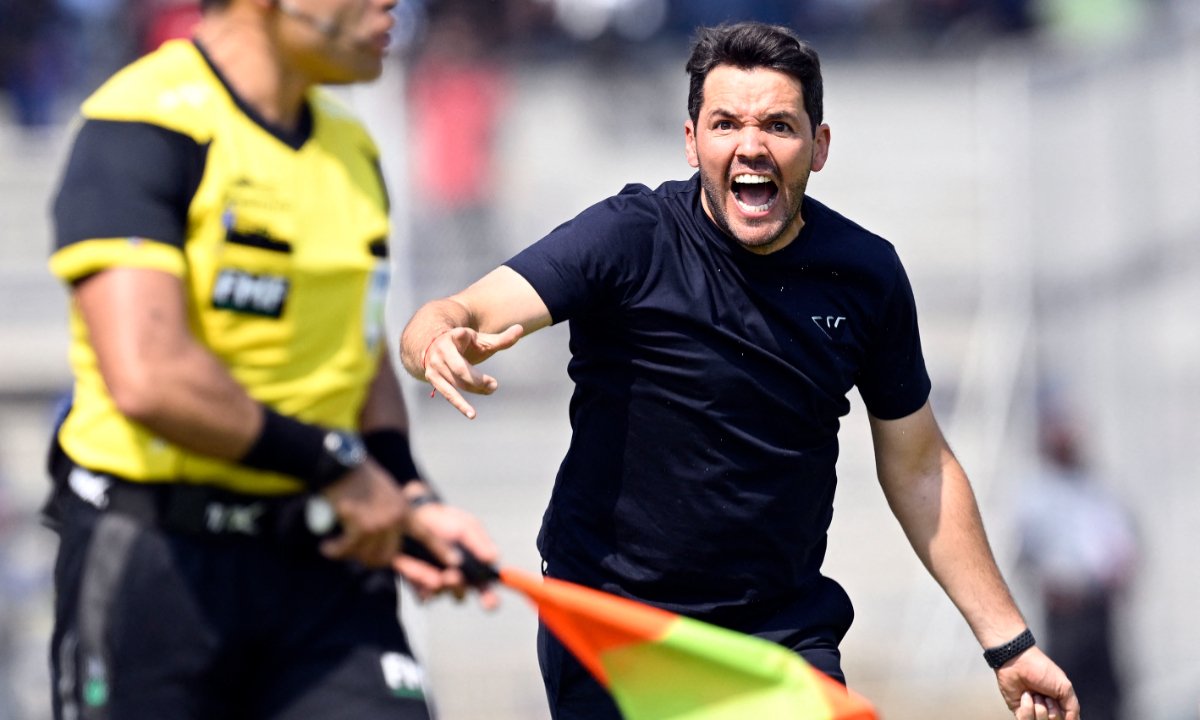 Nicolás Larcamón durante jogo do León (foto: ALFREDO ESTRELLA/AFP)
