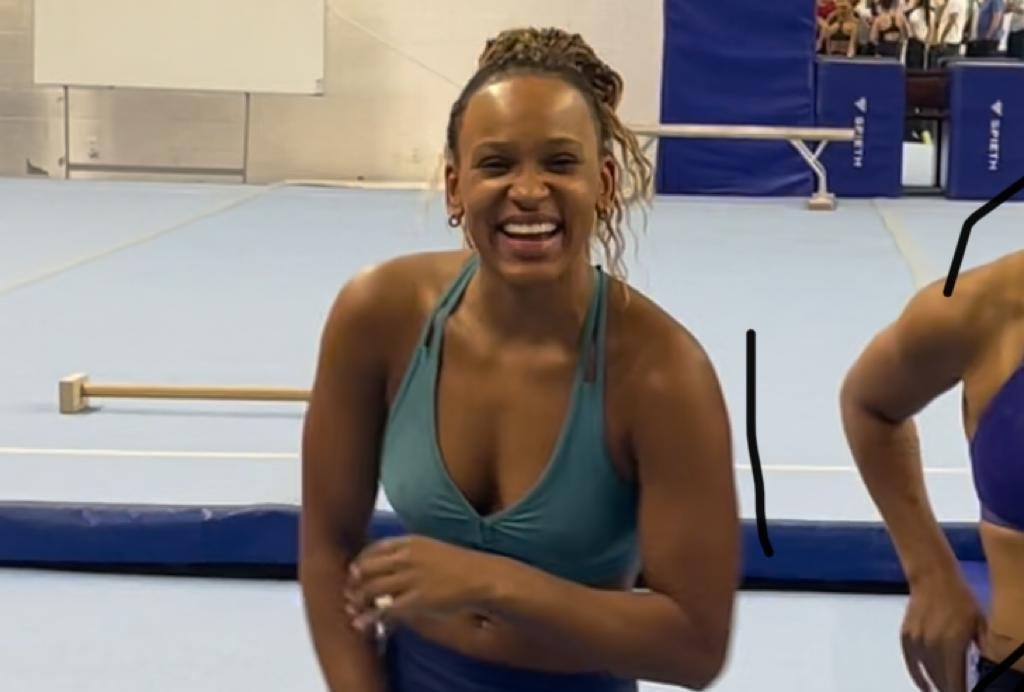 Rebeca Andrade dá risada em entrevista (foto: João Vítor Marques/No Ataque)