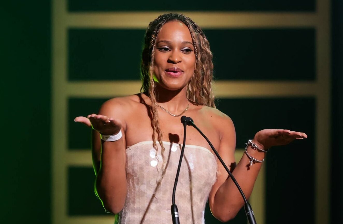 Rebeca Andrade sorri em discurso do Prêmio Brasil Olímpico (PBO) (foto: Luiza Moraes/COB)