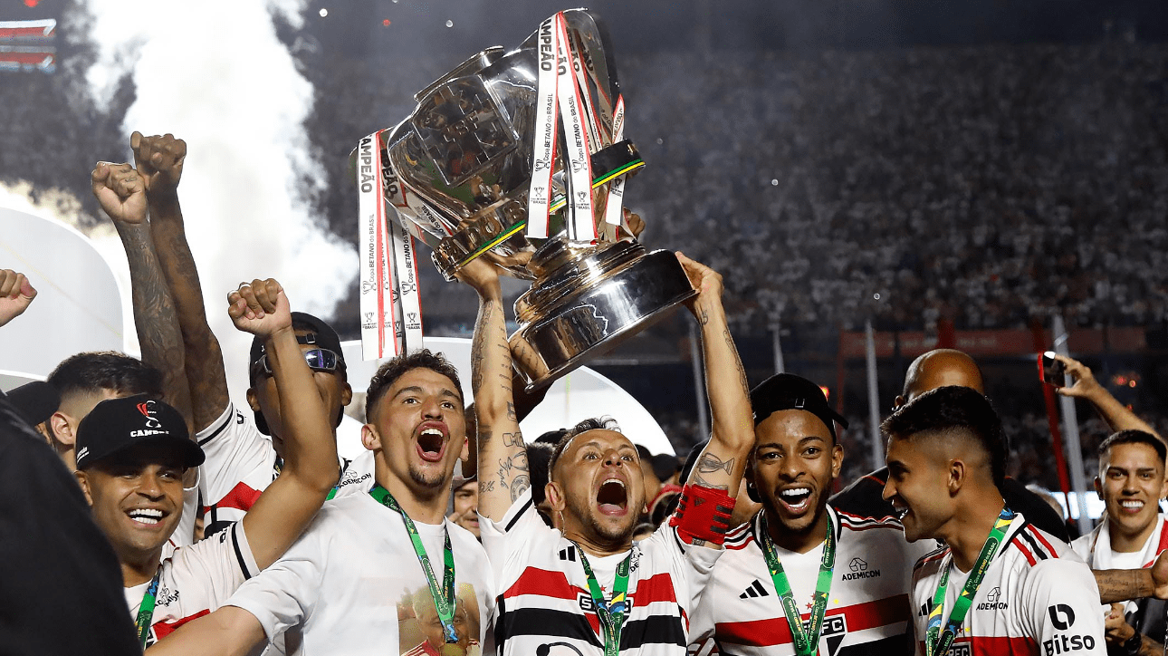 Jogadores do São Paulo levantando taça da Copa do Brasil em 2023 (foto: Rubens Chiri/saopaulofc.net)