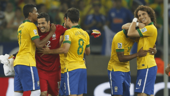 Ex-goleiro da Seleção Júlio César com outros companheiros de time (foto: Rafael Ribeiro/CBF)