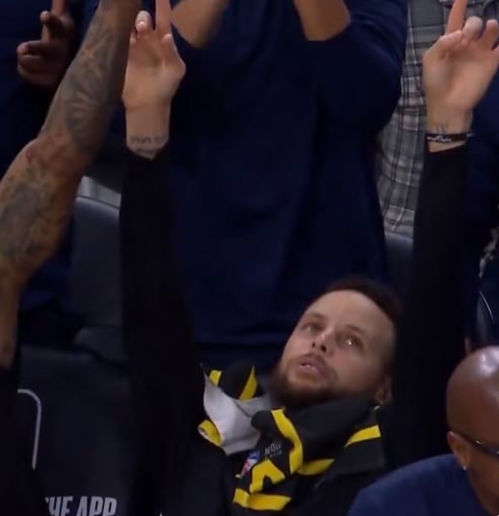 Stephen Curry comemorou a cesta de três pontos de Gui Santos do banco (foto: Reprodução)